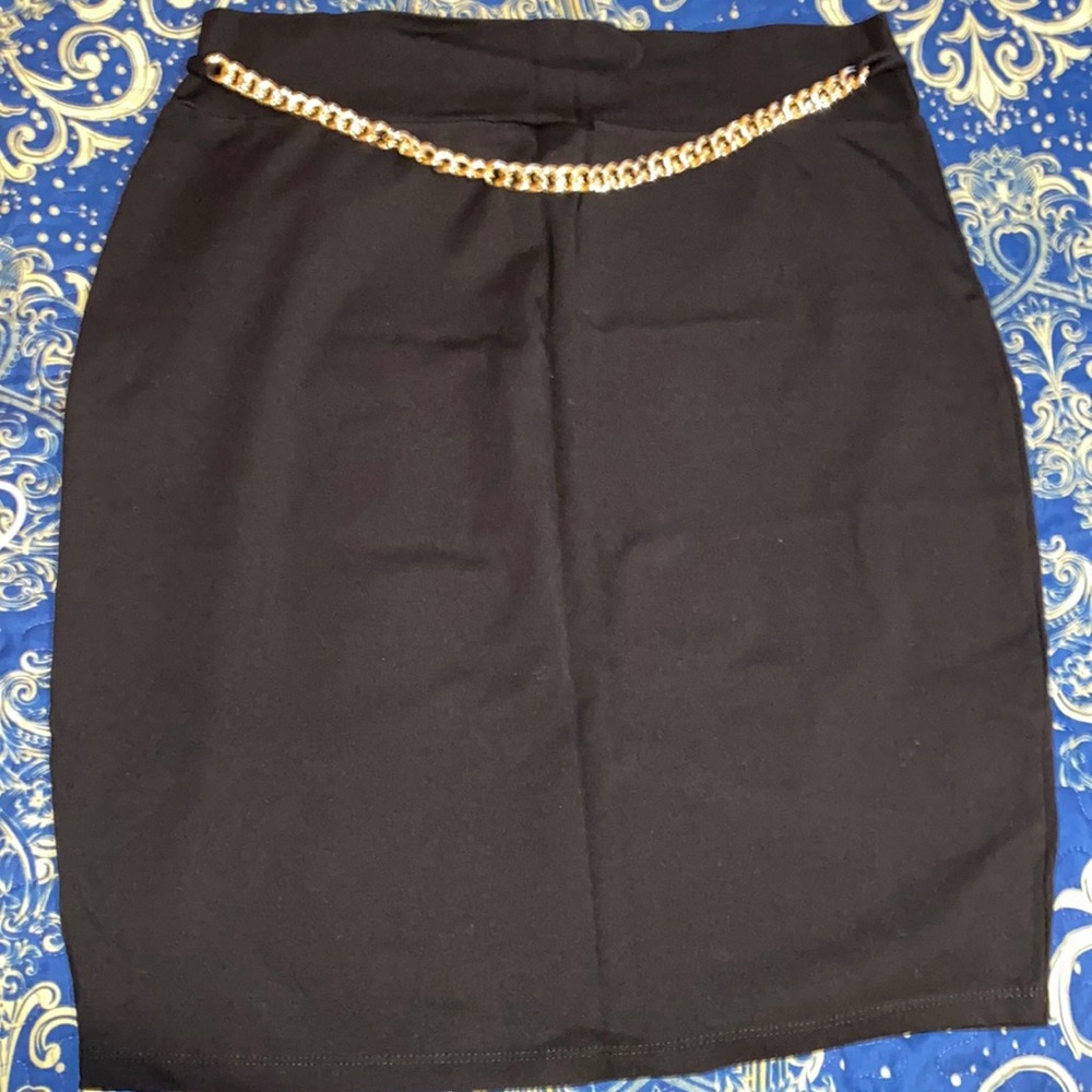 Black skirt with elegant chain